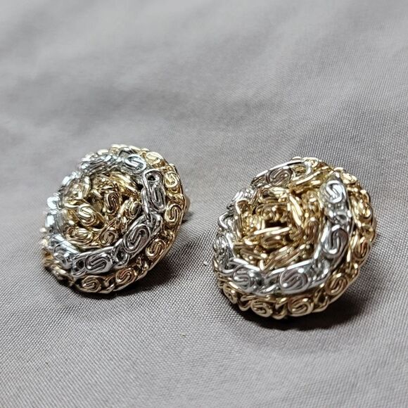 Vintage 40s/50s round clip-on earrings with gold and silver-tone filigree design - Picture 8 of 11